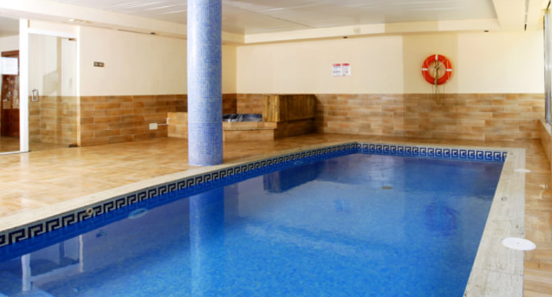 SPA APARTHOTEL GREEN GARDEN piscina interior
