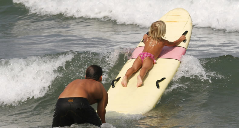 familia actividades acuaticas tabla surf