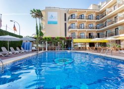 Fachada Hotel Amorós con piscina