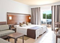 HOTEL BEACH CLUB FONT DE SA CALA habitación cama