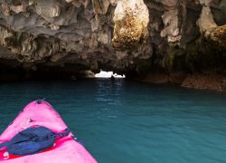 DIVERSION ACUATICA ESPELEOLOGÍA EN CUEVAS MARINAS cueva canoas mar techo roca