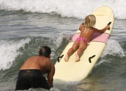 familia actividades acuaticas tabla surf