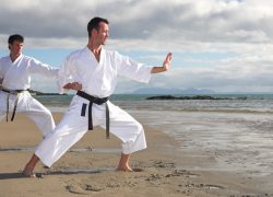Los mejores espacios naturales para deportes al aire libre karate playa pareja cinturon negro