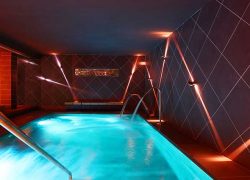 MAR AZUL PUR ESTIL HOTEL & SPA escalera piscina interior