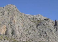 Auténtica aventura en plena naturaleza montañas rocas escalada