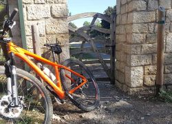 MTB 10 COLL DES RACO muro piedra bicicleta