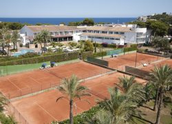 CLUB TENIS BEACH CLUB FONT DE SA CALA piscina tenis mar