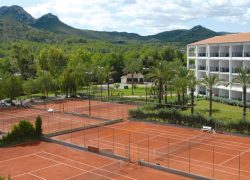CLUB TENIS BEACH CLUB FONT DE SA CALA pistas tenis hotel