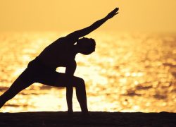 Los mejores espacios naturales para deportes al aire libre yoga silueta atardecer